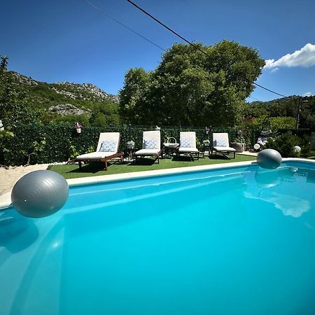 Villa Ivona With Swimming Pool And Jacuzzi Oslje Extérieur photo