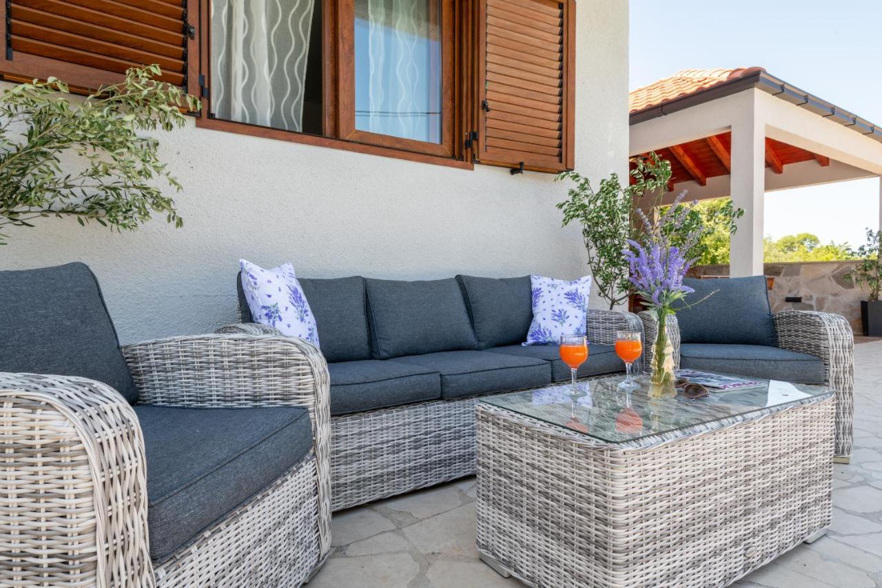 Villa Ivona With Swimming Pool And Jacuzzi Oslje Extérieur photo