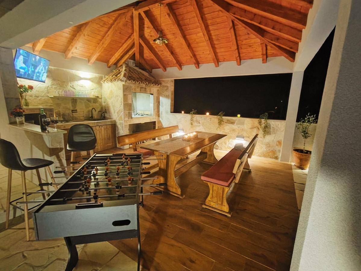 Villa Ivona With Swimming Pool And Jacuzzi Oslje Extérieur photo