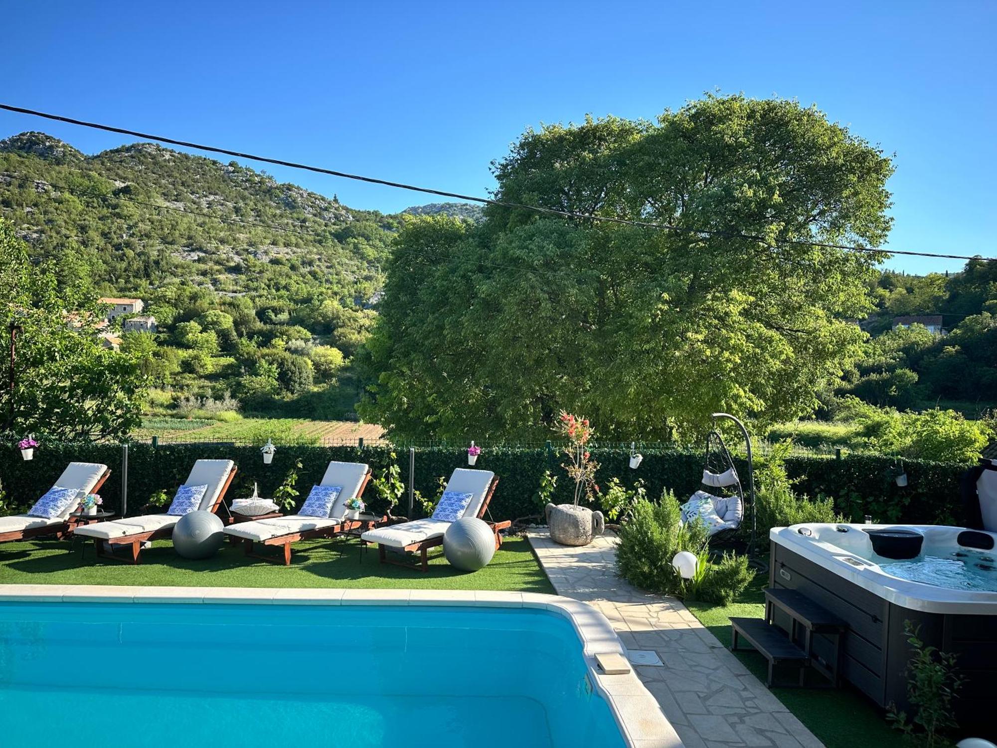 Villa Ivona With Swimming Pool And Jacuzzi Oslje Extérieur photo