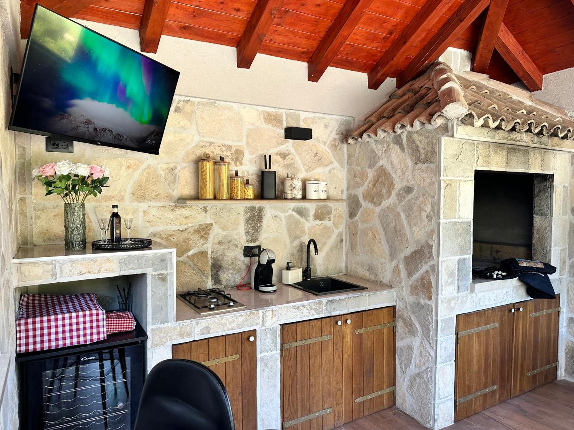 Villa Ivona With Swimming Pool And Jacuzzi Oslje Extérieur photo